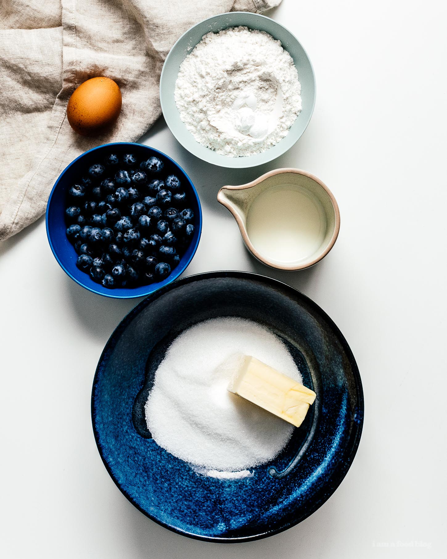 一个碗，还有个美味的奶油，蓝莓蛋糕，还有蓝莓，更好吃的味道。#蓝莓蓝莓###面包和奶油面包和松饼