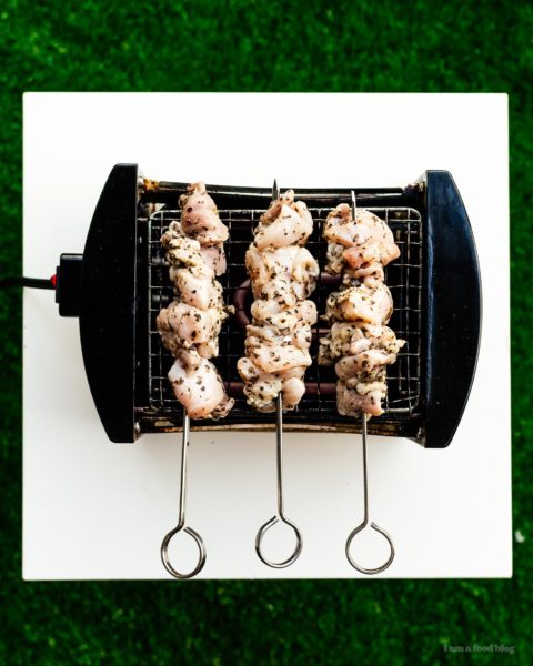 如果你爱鸡和正在寻找一个美味的食谱很容易在炉或烤架上烹调，这种低碳水化合物酮友好鸡索瓦兰吉是给你的！#lowcarb #keto #ketofriendly #ketorecipe #chicken #chickenrecipe #recipes #dinner
