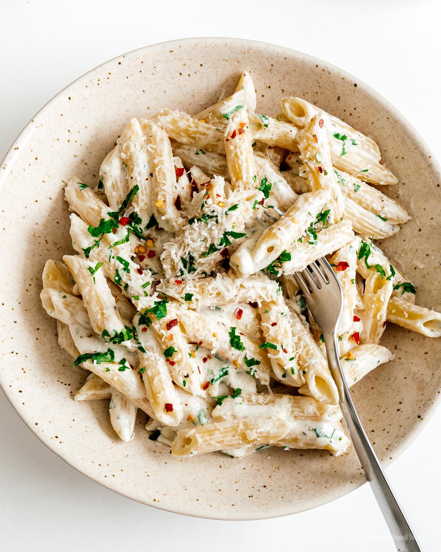2成分奶油特此大蒜通心粉！你永远做最简单的面食，只有2成分！香醇可口，非常适合那些夜晚，当你不喜欢做饭。#dinner #easy＃2ingredients #penne #pasta #cheese #macandcheese #boursin