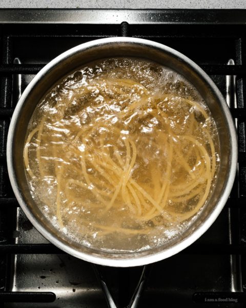 当你渴望的童年舒适，只需adulting的暗示一碗，让自己这些大蒜棕色牛油巴马面条#recipes #dinner #easy #brownbutter #garlicnoodles #parmesan #butternoodles一碗