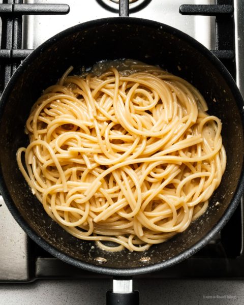 当你渴望的童年舒适，只需adulting的暗示一碗，让自己这些大蒜棕色牛油巴马面条#recipes #dinner #easy #brownbutter #garlicnoodles #parmesan #butternoodles一碗